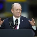ARCHIVO - El senador Chris Coons, de Delaware, habla en Bear, Delaware, el 6 de noviembre de 2023. (AP Foto/Matt Rourke, File)