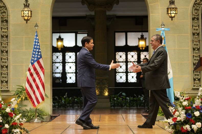 El secretario de Estado de Estados Unidos, Marco Rubio (izquierda), y el presidente de Guatemala, Bernardo Arévalo, se dan la mano al final de su conferencia de prensa conjunta en el Palacio Nacional de Ciudad de Guatemala, el miércoles 5 de febrero de 2025. (AP foto/Mark Schiefelbein, Pool)