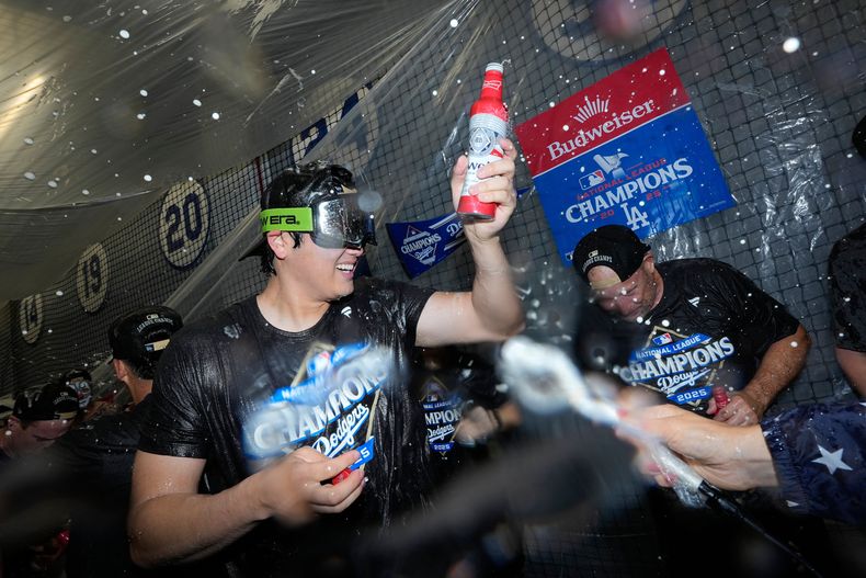 El japonés Shohei Ohtani, de los Dodgers de Los Ángeles, festeja tras conquistar la Serie de Campeonato de la Liga Nacional ante los Cerveceros de Milwaukee, el viernes 17 de octubre de 2025 (AP Foto/Ashley Landis)