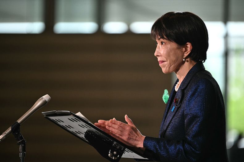 La primera ministra de Japón, Sanae Takaichi, habla con los medios de comunicación en la oficina del primer ministro en Tokio el miércoles 15 de abril de 2026. (Philip Fong/Foto de pool vía AP)