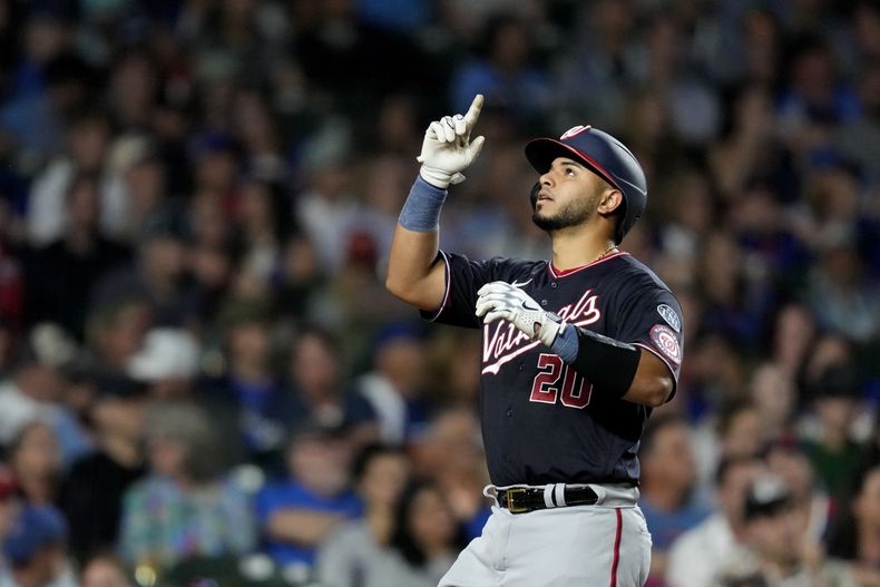 El venezolano Keibert Ruiz de los Nacionales de Washington celebra su jonrón de dos carreras en la séptima entrada del juego ante los Cachorros de Chicago el lunes 17 de julio del 2023. (AP Foto/Charles Rex Arbogast)
