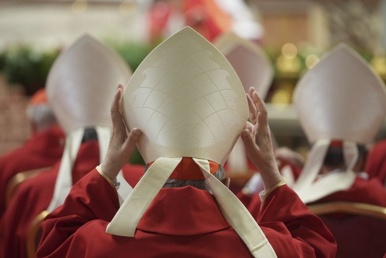 Cardenales asisten a una misa en el quinto de nueve días de duelo por el fallecido papa Francisco, en la basílica de San Pedro en el Vaticano, el miércoles 30 de abril de 2025. (AP Foto/Alessandra Tarantino)
