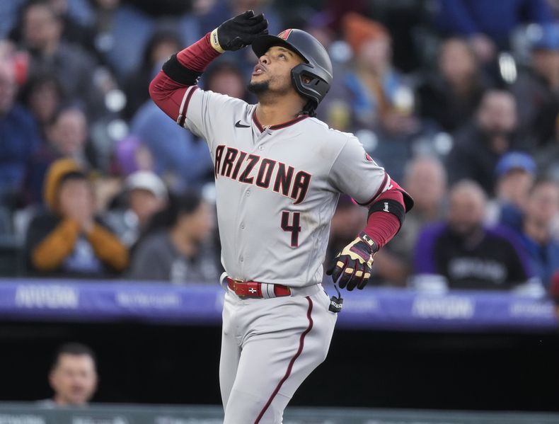 El dominicano Ketel Marte, de los Diamondbacks de Arizona, festeja tras conectar un jonrón en el juego del viernes 28 de abril de 2023, ante los Rockies de Colorado (AP Foto/David Zalubowski)