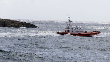 americateve | Un barco de la Guardia Costera sale del puerto de la isla de Lampedusa, en el sur de Italia, el viernes 4 de octubre del 2013. Las autoridades reanudaron el viernes la b&uacute;squeda de m&aacute;s cad&aacute;veres de los inmigrantes que viajaban en una b