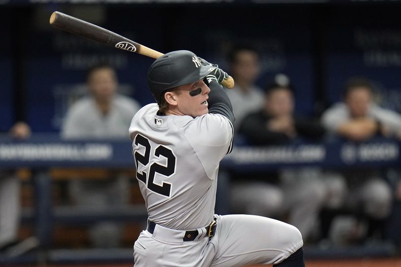 Harrison Bader, de los Yanquis de Nueva York, batea un sencillo en el juego ante los Rays de Tampa Bay, el sábado 6 de mayo de 2023 (AP Foto/Chris OMeara)