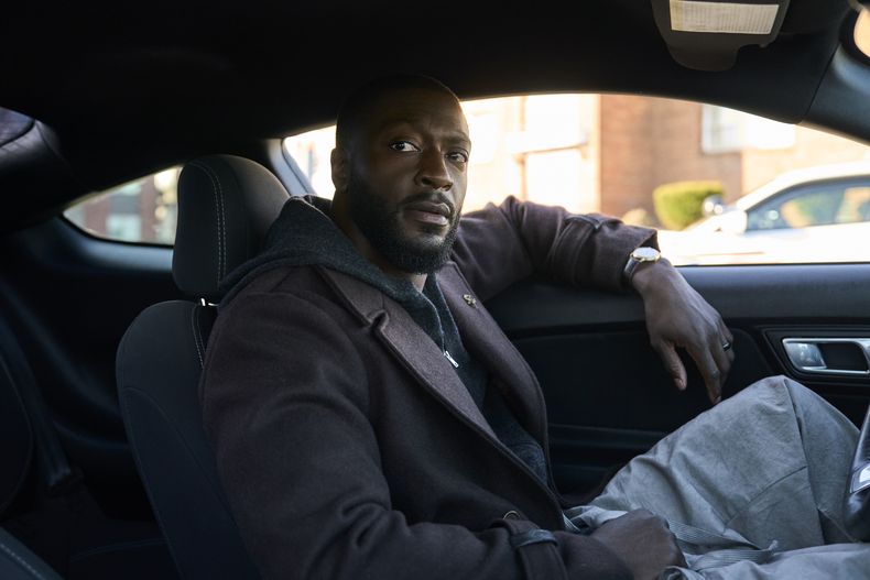 En esta imagen proporcionada por Prime Video, Aldis Hodge en una escena de la serie Cross. (Keri Anderson/Prime Video via AP)