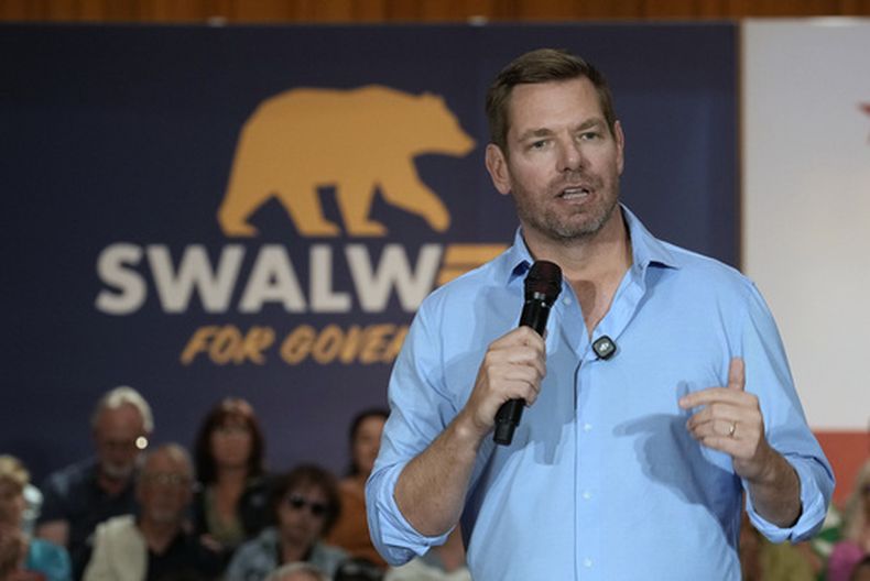 El candidato a la gubernatura de California, el representante demócrata Eric Swalwell, en una asamblea pública en Sacramento, California, el martes 7 de abril de 2026. (AP Foto/Rich Pedroncelli)