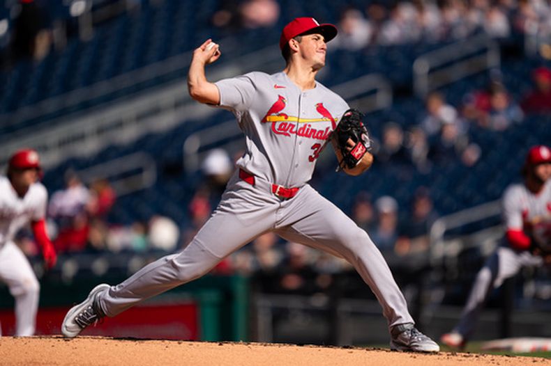 Michael McGeevy, lanzador de los Cardenales de San Luis, labora en el juego ante los Nacionales de Washington, el miércoles 8 de abril de 2026 (AP Foto/Nathan Howard)