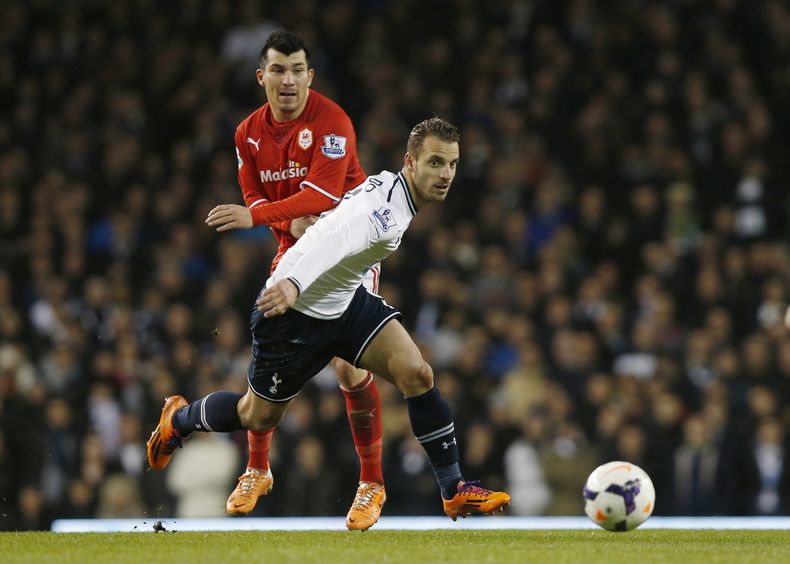 El espa&ntilde;ol Roberto Soldado, del Tottenham Hotspur, disputa el bal&oacute;n con el chileno Gary Medel, del  Cardiff, durante un partido de la Liga Premier en White Hart Lane, en Londres, el domingo 2 de marzo de 2014. (AP Foto/Sang Tan)