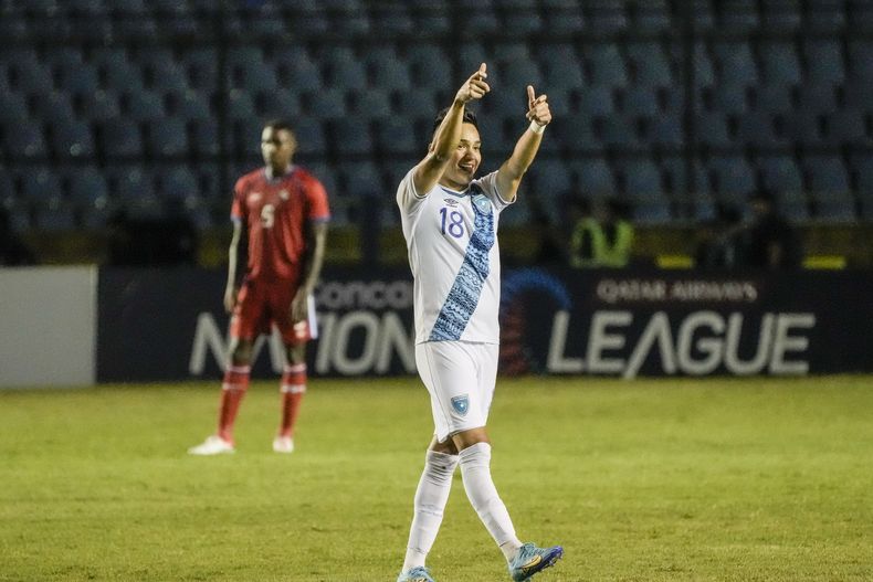 Oscar Santis de Guatemala celebra al anotar el gol del empate de su equipo contra Panamá durante un partido de la Liga de Naciones de la CONCACAF en el estadio Doroteo Guamuch en la Ciudad de Guatemala, el domingo 10 de septiembre de 2023. (Foto AP/Moisés Castillo)