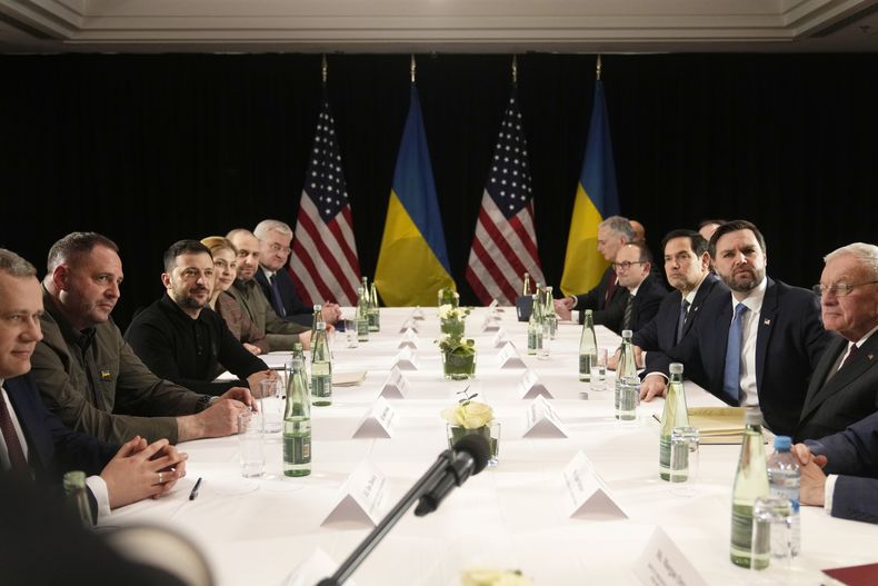 ARCHIVO - El vicepresidente de Estados Unidos, JD Vance, segundo por la derecha, y el secretario de Estado de Estaos Unidos, Marco Rubio, tercero por la derecha, se reúnen con el presidente de Ucrania, Volodymyr Zelenskyy, tercero por la izquierda, durante una reunión bilateral en un aparte de la Conferencia de Seguridad de Múnich, Alemania, el viernes 14 de febrero de 2025. (AP Foto/Matthias Schrader, Archivo)