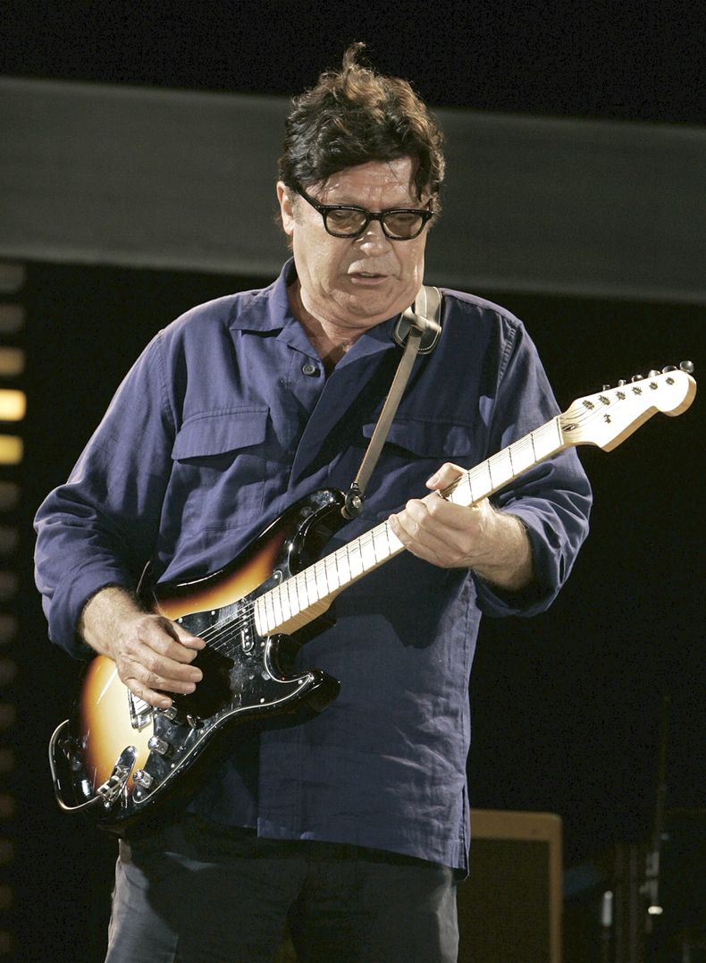 ARCHIVO -Robbie Robertson se presenta en el Crossroads Guitar Festival en Chicago, el sábado 28 de julio de 2007. Robertson, el guitarrista principal y compositor de The Band, cuyos clásicos incluyen The Weight, Up on Cripple Creek y The Night They Drove Old Dixie Down, ha muerto a los 80 años según un comunicado de su manager. (Foto AP/Charles Rex Arbogast, archivo)