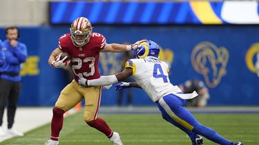 El corredor de los 49ers de San Francisco Christian McCaffrey repele al safety de los Rams de Los Ángeles Jordan Fuller en el encuentro del domingo 17 de septiembre del 2023. (AP Foto/Gregory Bull)