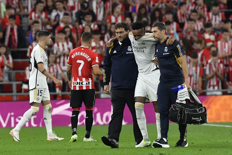 Eder Militao del Real Madrid se retira de la cancha tras sufrir una lesión en el partido contra el Athletic Bilbao por la Liga española, el sábado 12 de agosto de 2023. (AP Foto/Álvaro Barrientos)