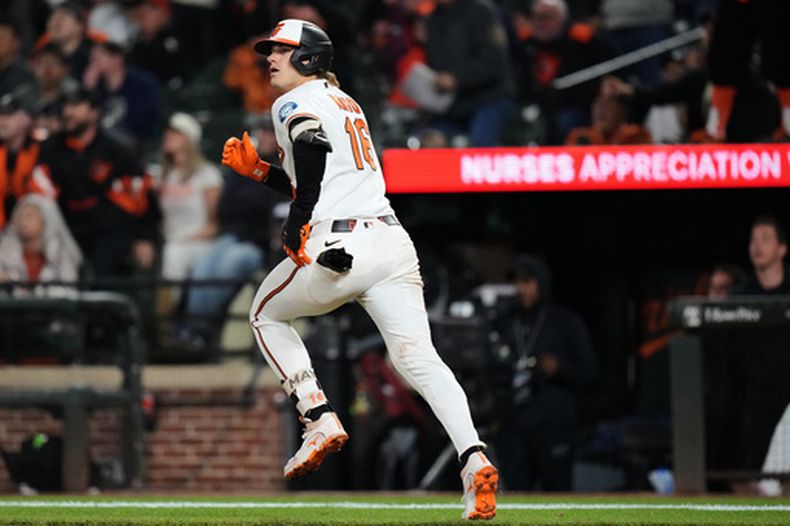 Coby Mayo, de los Orioles de Baltimore, corre las bases después de batear jonrón de tres carreras durante la séptima entrada del juego de béisbol de Grandes Ligas contra los Yankees de Nueva York, el lunes 11 de mayo de 2026, en Baltimore. (AP Foto/Stephanie Scarbrough)
