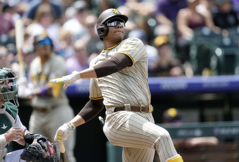 ARCHIVO - Juan Soto, de los Padres de San Diego, tras conectar jonrón de dos carreras contra el abridor de los Rockies de Colorado, Kyle Freeland, en la tercera entrada del juego de béisbol, el miércoles 2 de agosto de 2023, en Denver. Juan Soto, Vladimir Guerrero Jr. y Alonso se encuentran entre los 194 jugadores de las Grandes Ligas que aún negocian salarios para la temporada 2024 antes de la fecha límite del jueves 11 de enero de 2024. (AP Foto/David Zalubowski, Archivo)