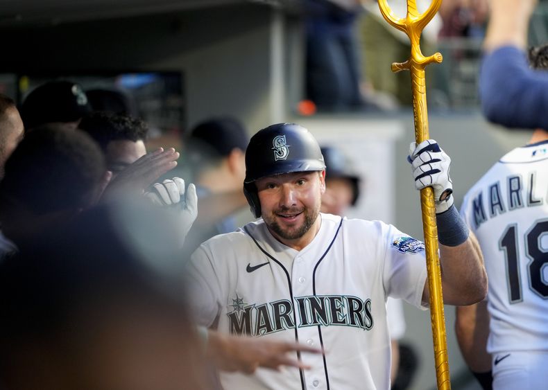 Cal Raleigh de los Marineros de Seattle sostiene el tridente del equipo en el dugout tras conectar un jonrón en la séptima entrada del juego ante los Medias Rojas de Boston el lunes 31 de julio del 2023. (AP Foto/Lindsey Wasson)