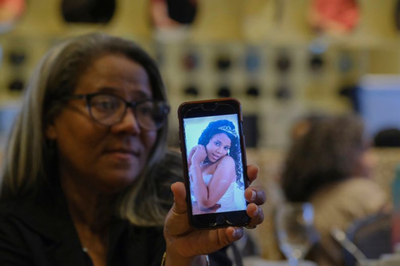 ARCHIVO - Rosa Hernández muestra una foto de su difunta hija Rosaura Almonte en Santo Domingo, República Dominicana, el 10 de diciembre de 2023. Hernández pidió una exención para que su hija pudiera obtener un aborto para someterse a quimioterapia para tartar su leucemia, pero se le negó porque ello podría poner al feto en riesgo de muerte en República Dominicana, donde el aborto está criminalizado sin excepciones. Su hija y el feto, de 13 semanas, murieron en 2012. (AP Foto/Ricardo Hernandez, Archivo)