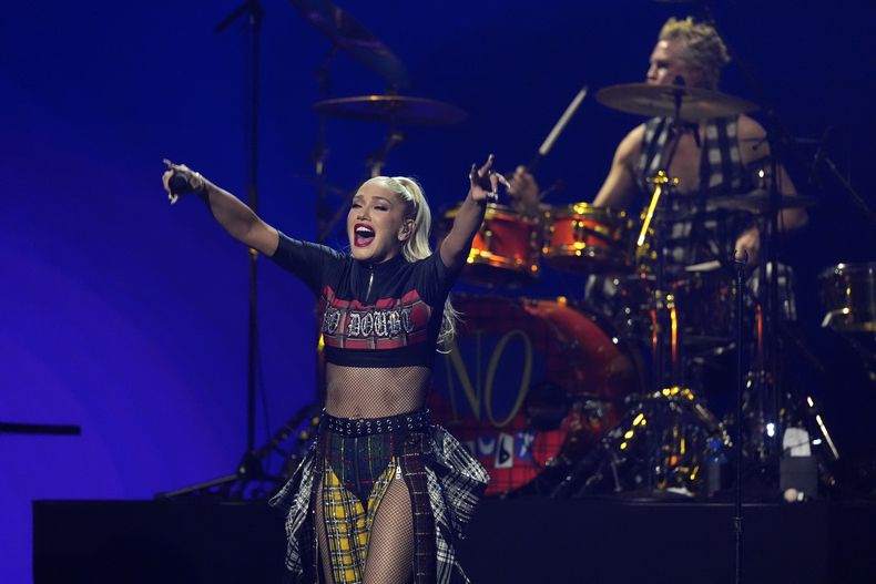 Gwen Stefani, izquierda, y Adrian Young de No Doubt actúan durante el concierto benéfico de FireAid el jueves 30 de enero de 2025 en The Forum en Inglewood, California. (Foto AP/Chris Pizzello)