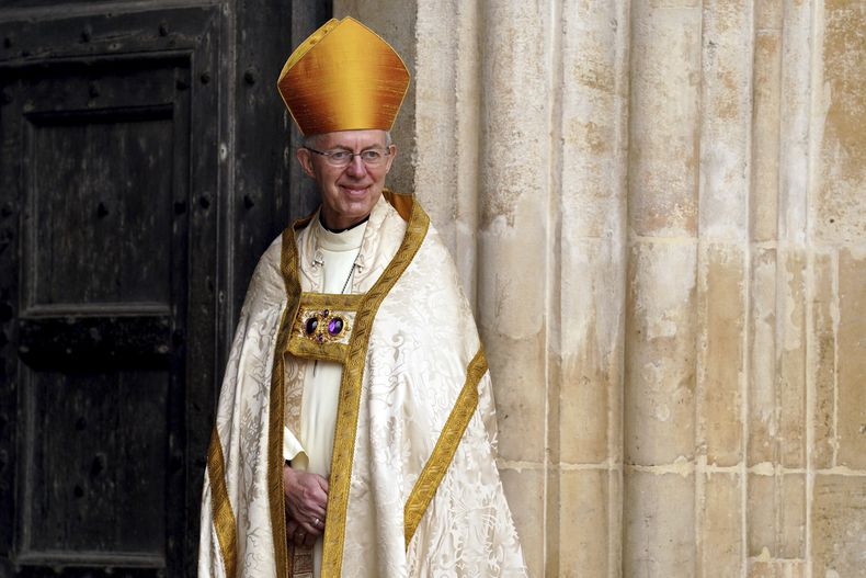 ARCHIVO - El arzobispo de Canterbury, Justin Welby, en la entrada de la Abadía de Westminster, previo a la coronación del rey Carlos III y Camila, en Londres, el sábado 6 de mayo de 2023. (Andrew Milligan/Pool via AP, Archivo)