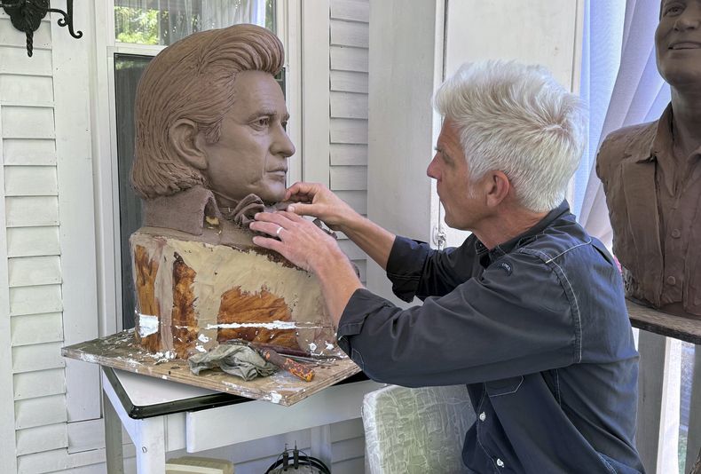 ARCHIVO- El artista Kevin Kresse, trabaja en un busto de arcilla de Johnny Cash, el 23 de abril de 2024 en Little Rock, Arkansas. La escultura completa de Cash realizada por Kresse será develada en el Capitolio de los Estados Unidos como parte de la colección del Statuary Hall. (Foto APi, File)