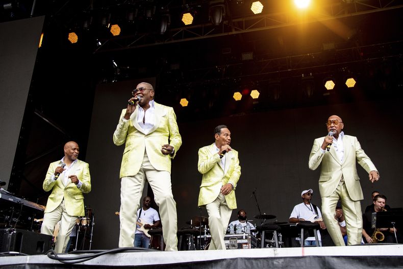 ARCHIVO - Roquel Payton, de izquierda a derecha, Alexander Morris, Ronnie McNeir y Duke Fakir de los Four Tops actúan en el All In Music & Arts Festival en Indianápolis el 3 de septiembre de 2022. (Foto Amy Harris/Invision/AP, archivo)