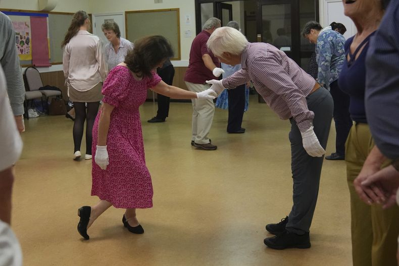 Miembros de Hampshire Regency Dancers practican danza en Winchester, Inglaterra, el 10 de septiembre de 2025, antes del Festival Jane Austen de 10 días que comienza el viernes. (Foto AP/Joanna Chan)