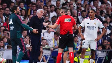 El técnico del Real Madrid Jose Mourinho discute con el árbitro durante el encuentro ante el Villarreal en La Liga el sábado 10 de octubre del 2026. (AP Foto/Manu Fernandez)