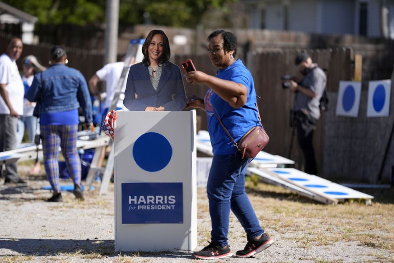 Una persona se toma una foto con una imagen de la vicepresidenta Kamala Harris en Omaha, Nebraska, el 24 de septiembre de 2024. (Foto AP /Charlie Neibergall)