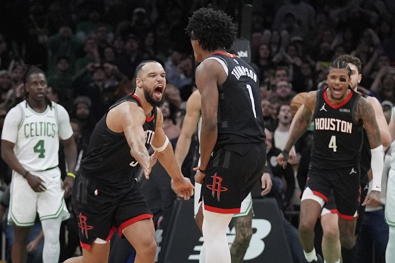 Amen Thompson (1) de los Rockets de Houston celebra tras encestar la canasta de la victoria ante los Celtics de Boston, el lunes 27 de enero de 2025. (AP Foto/Charles Krupa)