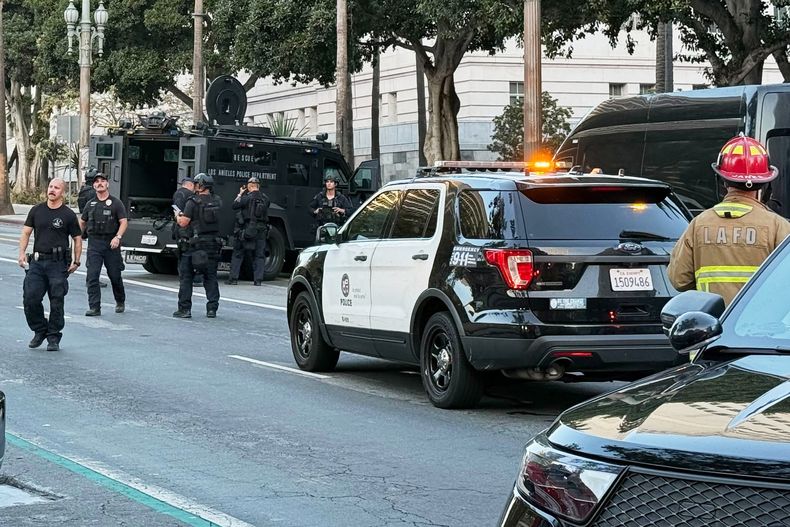 Policías responden tras el choque de un automóvil contra el Ayuntamiento de Los Ángeles el viernes 3 de octubre de 2025. (AP Foto/Jaimie Ding)