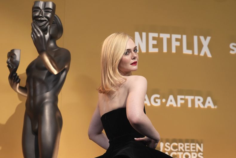 Elle Fanning llega a la 31ª edición anual de los Premios SAG el domingo 23 de febrero de 2025 en el Shrine Auditorium de Los Ángeles. (Foto AP/Chris Pizzello)