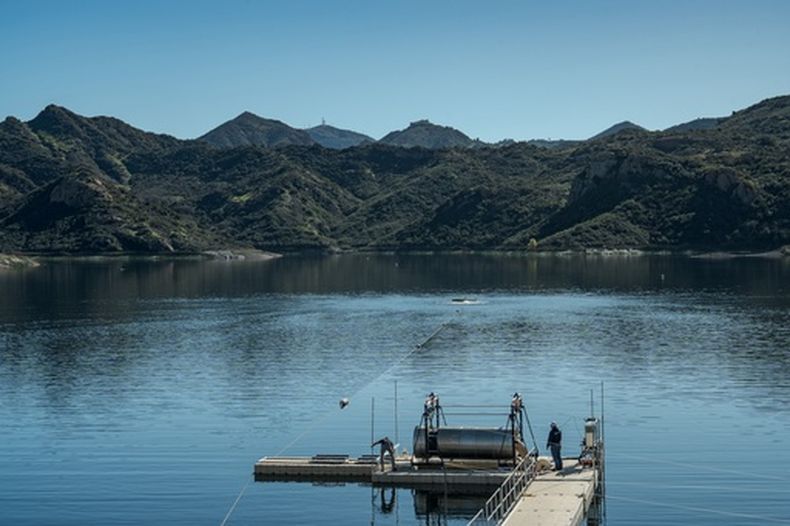 Un prototipo de vaina de ósmosis inversa de OceanWell en el muelle del embalse de Las Vírgenes en Westlake Village, California, el lunes 1 de diciembre de 2025, sitio de prueba de la tecnología de desalinización en aguas profundas. (AP Foto/Annika Hammerschlag)