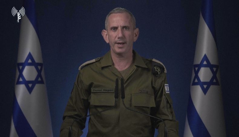 En este fotograma de un video difundido por el ejército israelí el 26 de octubre de 2024, el portavoz castrense, contraalmirante Daniel Hagari, anuncia que Israel lanzó ataques contra Irán. (Fuerza de Defensa de Israel vía AP)