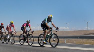 americateve | El espa&ntilde;ol Francisco Javier Aramendia, der., encabeza una ofensiva en Zahara de los Atunes durante la Vuelta a Espa&ntilde;a el domingo 24 de agosto del 2014. (AP Foto/Tony Hicks)