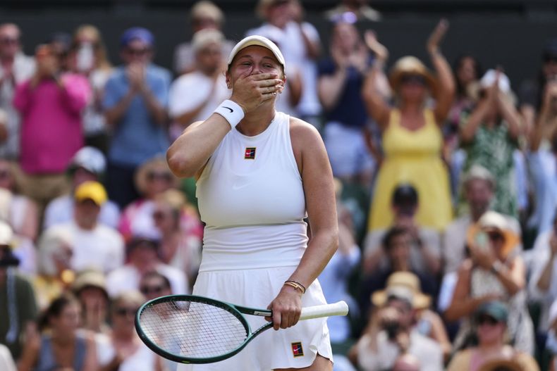 Amanda Anisimova de EE.UU. celebra su victoria en el partido de semifinales individuales femeninos contra Aryna Sabalenka de Bielorrusia en el Campeonato de Tenis de Wimbledon en Londres, el jueves 10 de julio de 2025. (AP Photo/Kirsty Wigglesworth)
