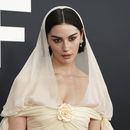 Gracie Abrams llega a la 67ª entrega anual de los Grammy el domingo 2 de febrero de 2025 en Los Ángeles. (Foto Jordan Strauss/Invision/AP)