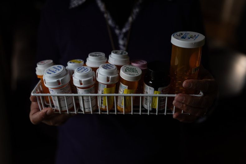 Masuma Khan, una inmigrante de Bangladesh que estuvo retenida en un centro de detención de inmigrantes en California City el año anterior, muestra los medicamentos que toma diariamente, en Altadena, California, el 21 de abril de 2026. (Foto AP/Jae C. Hong)