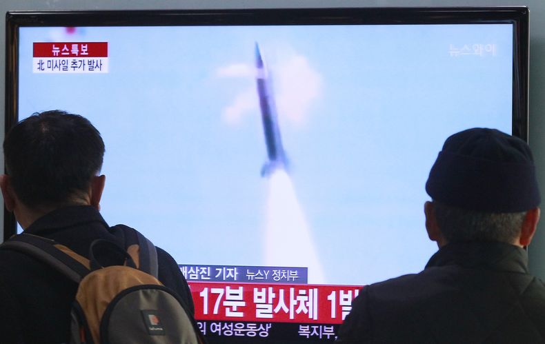 El p&uacute;blico observa un noticiero de televisi&oacute;n que muestra el lanzamiento de un proyectil de Corea del Norte, en Se&uacute;l, Corea del Sur, el martes 4 de marzo del 2014. (AP Foto/Ahn Young-joon)
