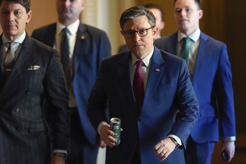 El presidente de la Cámara de Representantes, el republicano Mike Johnson, camina por el Capitolio, el lunes 3 de marzo de 2025, en Washington. (AP foto/Julia Demaree Nikhinson)