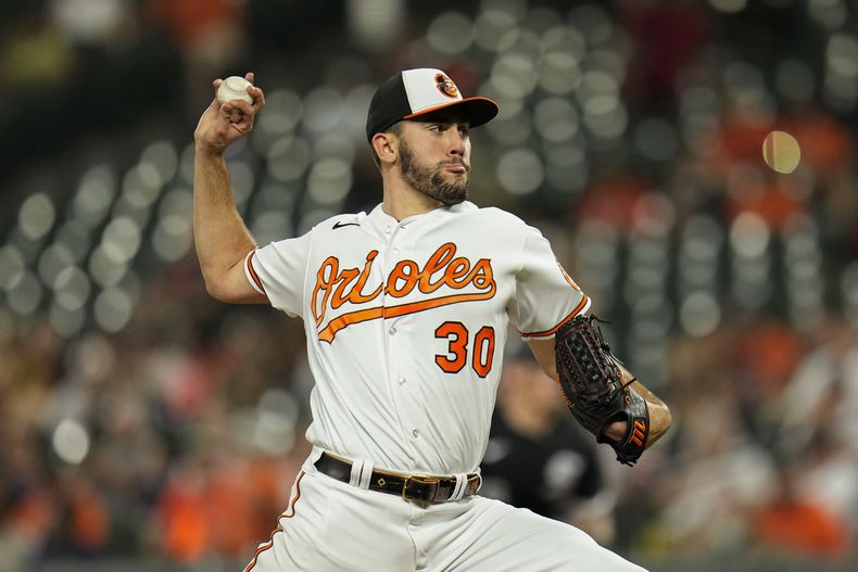 El abridor de los Orioles de Baltimore Grayson Rodriguez lanza en la sexta entrada del encuentro ante los Medias Blancas de Chicago el lunes 28 de agosto del 2023. (AP Foto/Julio Cortez)