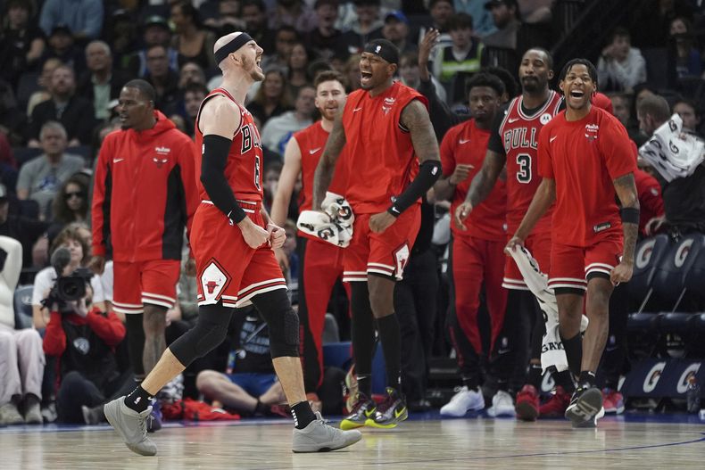 El armador de los Bulls de Chicago Alex Caruso (frente) celebra durante la segunda mitad del juego de baloncesto de la NBA ante los Timberwolves de Minnesota, el domingo 31 de marzo de 2024, en Minneapolis. (AP Foto/Abbie Parr)