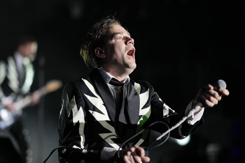 El vocalista Pelle Almqvist de la banda sueca de rock The Hives durante su concierto en el festival Corona Capital de la Ciudad de México el viernes 17 de noviembre de 2023. (Foto AP/Eduardo Verdugo)