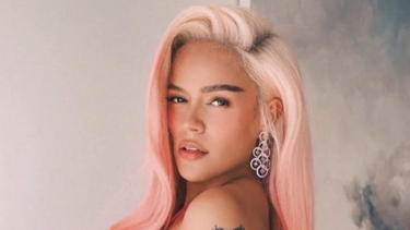 desde su habitacion karol g impone tendencia frente al espejo y deja sin aliento a sus seguidores