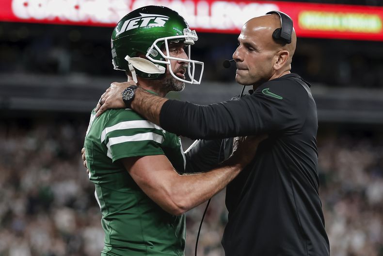 El quarterback Aaron Rodgers (8) y el entrenador Robert Saleh de los Jets de Nueva York durante el primer cuarto de un partido de la NFL contra los Patriots de Nueva Inglaterra, el jueves 19 de septiembre de 2024, en East Rutherford, Nueva Jersey. (AP Foto/Adam Hunger)