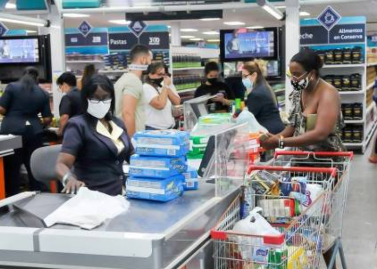 El Gobierno cubano señala que varias tiendas estatales venden en dólares sin autorización