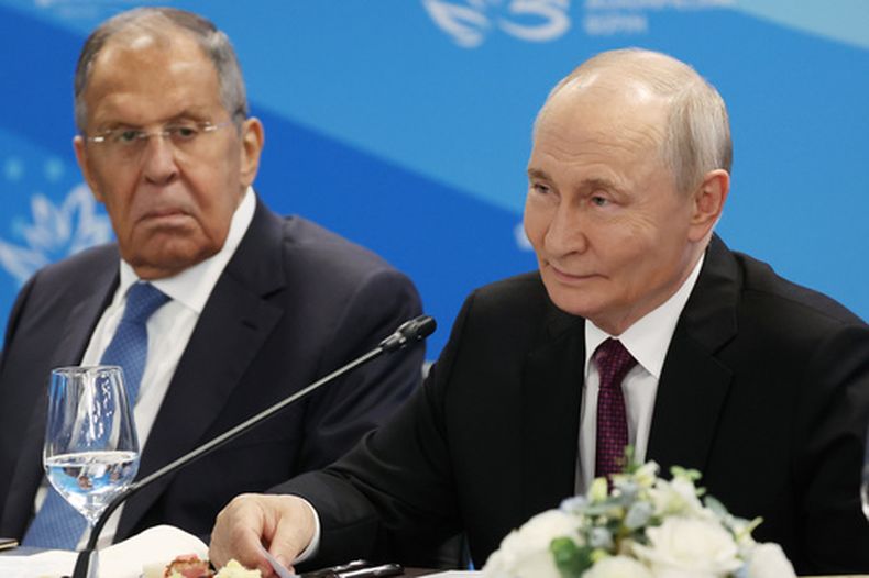 El presidente de Rusia, Vladímir Putin (derecha), y el ministro de Exteriores del país, Sergey Lavrov, durante una cumbre con el presidente de Indonesia, Prabowo Subianto, en un aparte del Foro Económico Oriental, en Vladivostok, Rusia, el 3 de septiembre de 2026. (Vyacheslav Prokofyev/Sputnik, Kremlin Pool Foto vía AP)