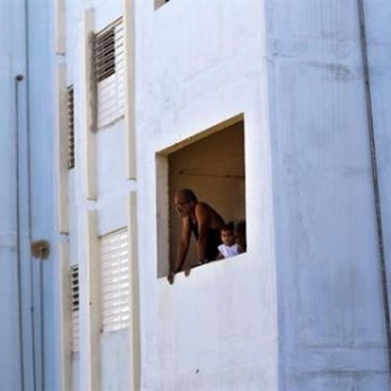 Muchos se han llevado 'una gran decepción' tras encontrarse que deberán pagar por casas sin puertas, con suelo de cemento, baños sin alicatar y graves problemas en las tuberías.