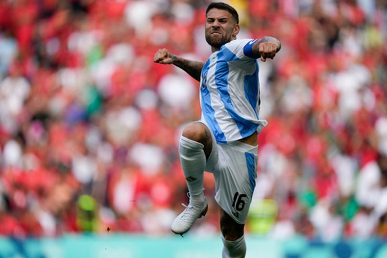 El defensor de Argentina, Nicolás Otamendi, celebra tras convertir ante Marruecos durante el torneo de fútbol de los Juegos Olímpicos de París 2024 en el estadio Geoffroy-Guichard de Saint-Etienne, Francia. (AP Foto/Silvia Izquierdo)