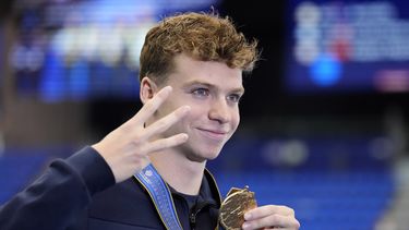 El francés Leon Marchand tras ganar la medalla de oro en los 200 metros combinados en el Mundial de natación, el jueves 27 de julio de 2023. (AP Foto/Lee Jin-man)